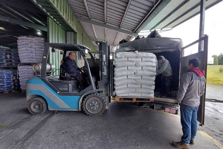 Agrollanquihue envía ayuda de alimentos para ganado en Palena