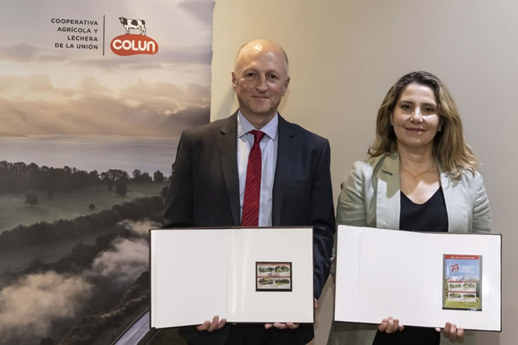 Colun celebra 75 años con emisión de postal conmemorativa