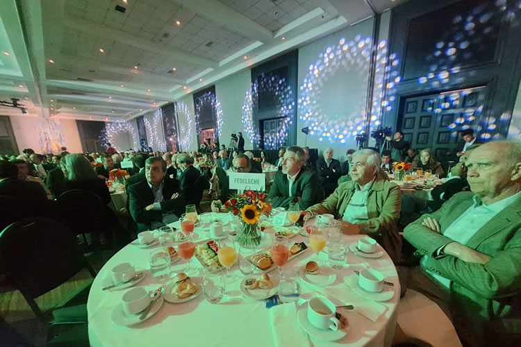 Lecheros conocen en Enagro 2025 propuestas de candidatos presidenciales para fortalecer la agricultura chilena