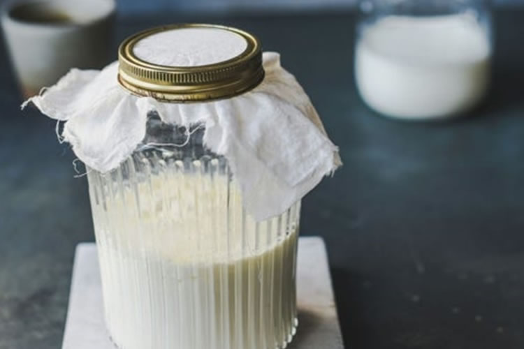 Qué te pasa si tomas un yogur o kéfir cada día (según la ciencia)