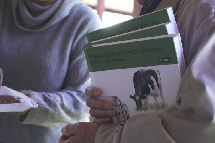 Presentaron libro sobre Producción de Leche Bovina