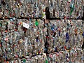 El ambicioso proyecto de ingeniería en Shanghái que recicla 6.000 botellas de leche desechadas para construir una resistente carretera universitaria